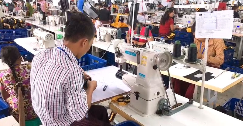 Hecho en Birmania, trabajador de costura masculino