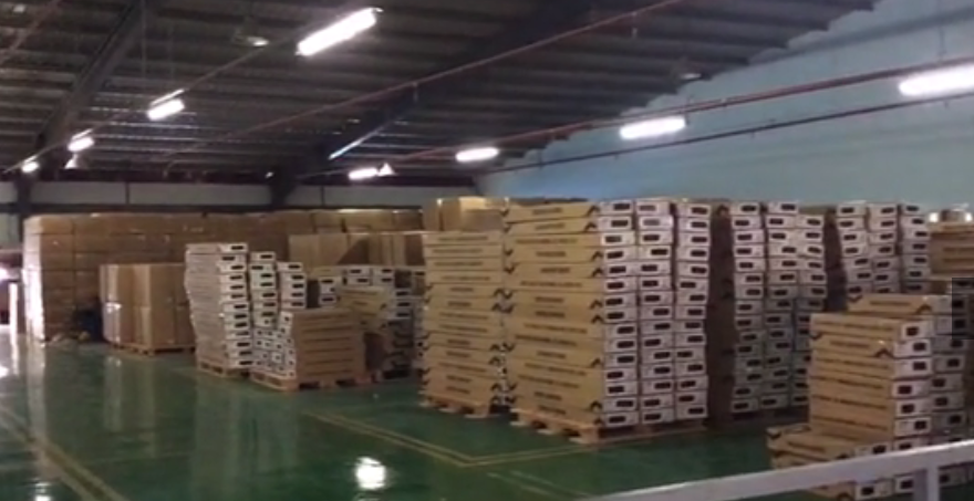 El almacén de cajas de armas tácticas en la fábrica de bolsas de Myanmar